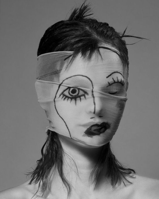 1HUNGER-BEAUTY1268-1 - Hunger Magazine – « Narcissus » - Tom Brannigan  - Beauty  - Anne-Marie Gardinier Photographic Agency - Paris