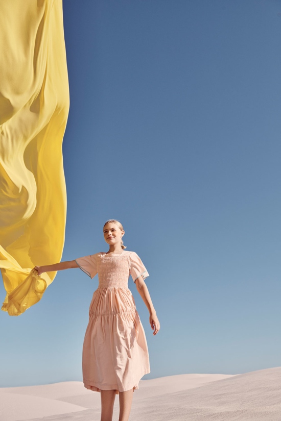 FM_TMD_010_220 - The middle daughter -  - Overview  - Anne-Marie Gardinier Photographic Agency - Paris