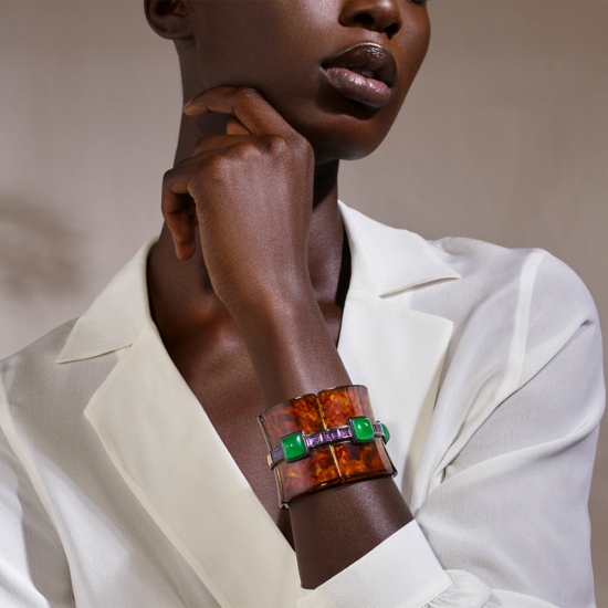 FawazGruosi-12-BEAUTY-MANCHETTE-AMBRE-JADE-040_RGB_V2 - Karin Berndl – Fawaz Gruozi -  - Production  - Anne-Marie Gardinier Photographic Agency - Paris