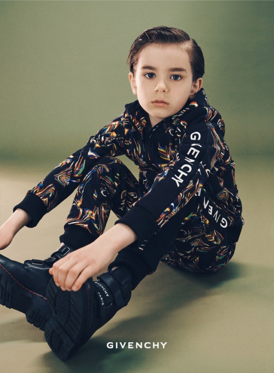 GIV_FW21_KIDS_DP_FW21_6+FW21_2_16x10,875_150RVB - Givenchy – JANV -  - Overview  - Anne-Marie Gardinier Photographic Agency - Paris