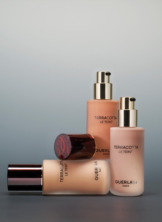 SHOT4_GALA_MAKE_UP_SPE_01_35_CENTRALS_OBJECTS_CMYK - Gala - Tom Brannigan  - Overview  - Anne-Marie Gardinier Photographic Agency - Paris