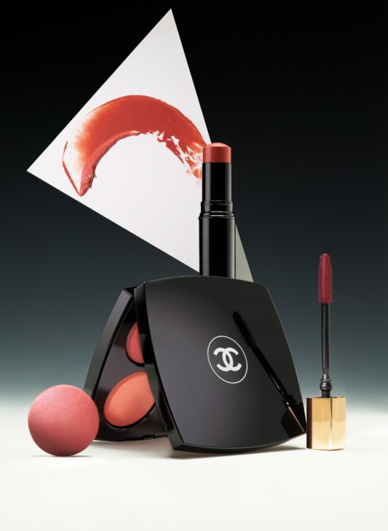 SHOT6_GALA_MAKE_UP_SPE_01_35_CENTRALS_OBJECTS_CMYK - Gala - Tom Brannigan  - Overview  - Anne-Marie Gardinier Photographic Agency - Paris