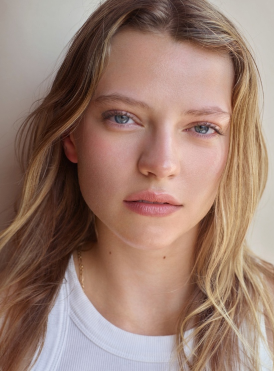 Claudia3KarinBerndl -  - Karin Berndl  - Beauty Overview  - Anne-Marie Gardinier Photographic Agency - Paris
