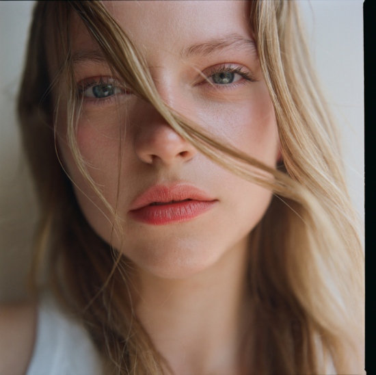 Claudia5KarinBerndl -  - Karin Berndl  - Beauty Overview  - Anne-Marie Gardinier Photographic Agency - Paris