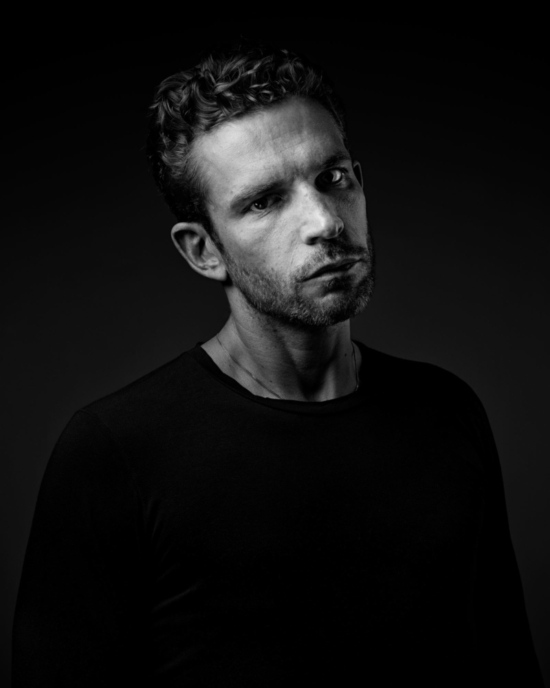 Arnaud-Valois-lui-magazine25023-800×1000 - Portraits N&B - Denis Rouvre  - Overview  - Anne-Marie Gardinier Photographic Agency - Paris