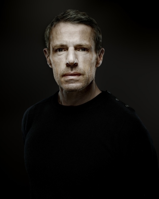 lambert-wilson29676-800×1000 - Portraits - Denis Rouvre  - Overview  - Anne-Marie Gardinier Photographic Agency - Paris