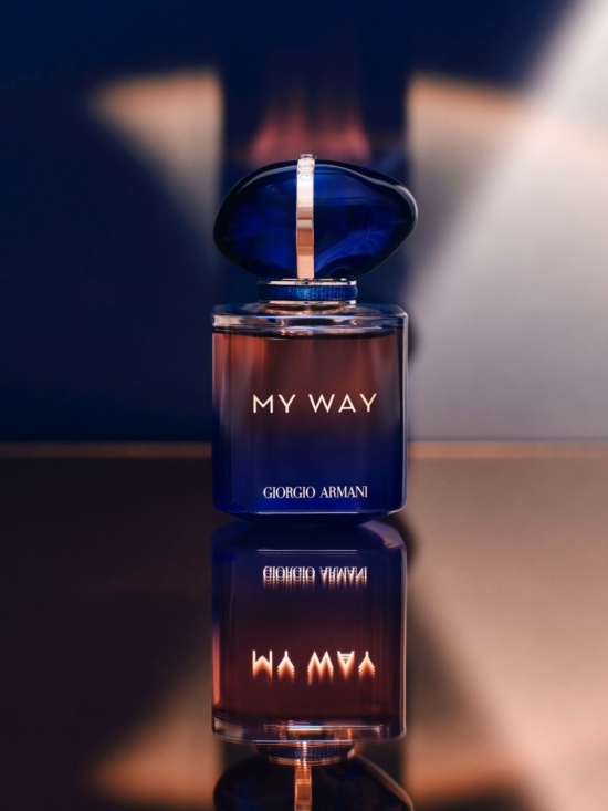 240313_PARFUM3873 – Grande - Laura Bonnefous - Laura Bonnefous  - Overview Still life  - Anne-Marie Gardinier Photographic Agency - Paris