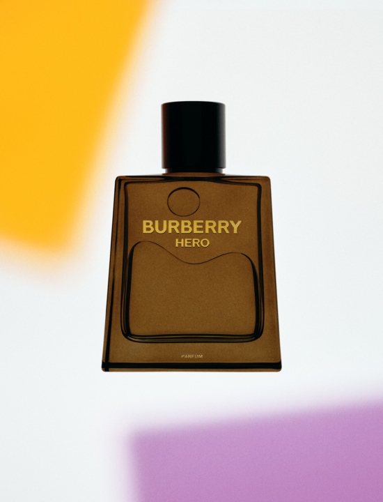240503_NUMERO PERFUMES2056_WEB - Laura Bonnefous for Numéro Switzerland - Laura Bonnefous  - Overview Still life  - Anne-Marie Gardinier Photographic Agency - Paris