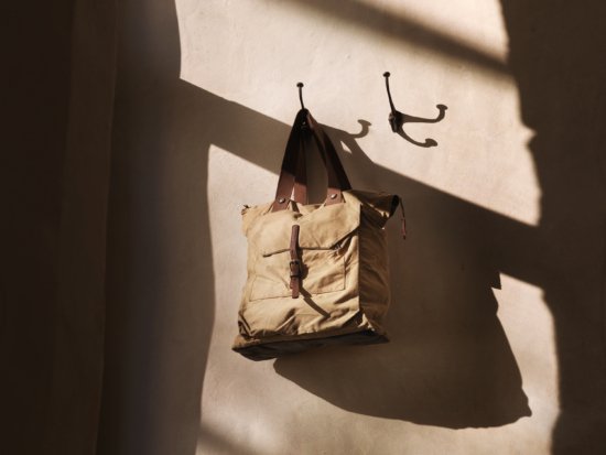 BagOnClothesHook_02 - Jason Hindley – Bags - Jason Hindley  - Still life  - Anne-Marie Gardinier Photographic Agency - Paris