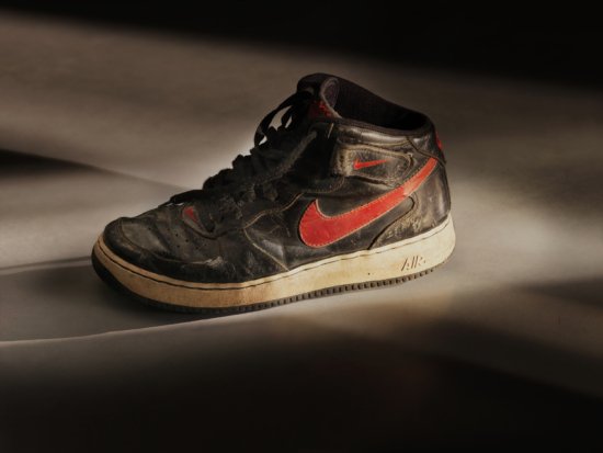 BlackAndRedNikes_04 - Jason Hindley – Nikes - Jason Hindley  - Still life  - Anne-Marie Gardinier Photographic Agency - Paris