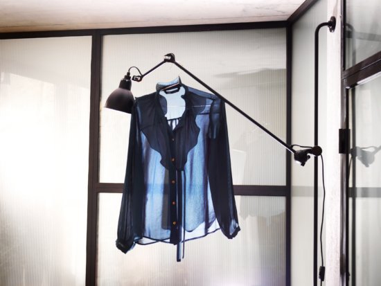 BlueBlouseAndLamp_02 - Jason Hindley - Jason Hindley  - Still life  - Anne-Marie Gardinier Photographic Agency - Paris