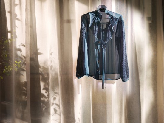 BlueBlouseCurtain_01_BDEF - Jason Hindley - Jason Hindley  - Still life  - Anne-Marie Gardinier Photographic Agency - Paris