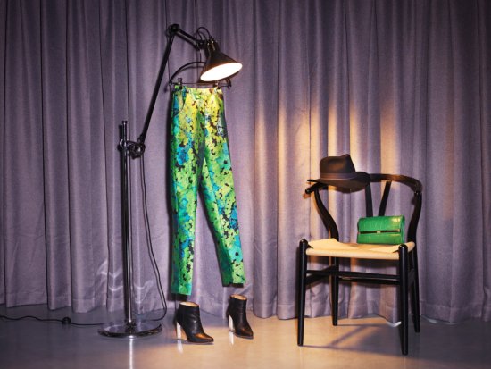 GreenTrousersLamp_02_BDEF - Jason Hindley – Dress Up - Jason Hindley  - Still life  - Anne-Marie Gardinier Photographic Agency - Paris