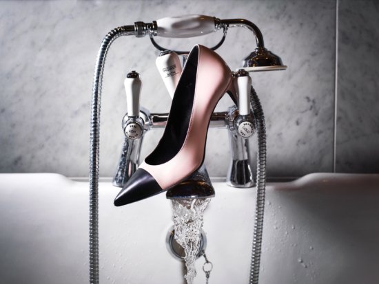 HeelOnBathtub_03 - Jason Hindley – Bathroom - Jason Hindley  - Still life  - Anne-Marie Gardinier Photographic Agency - Paris