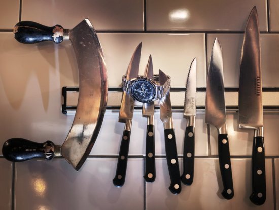 KnifesAndWatch_02 - Jason Hindley – Watches - Jason Hindley  - Still life  - Anne-Marie Gardinier Photographic Agency - Paris