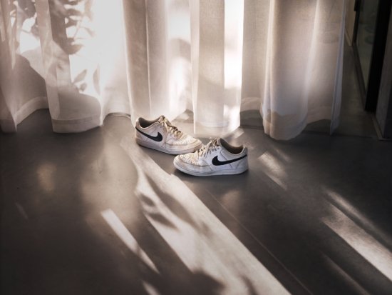 NikesAndNetCurtains_02 - Jason Hindley – Nikes - Jason Hindley  - Still life  - Anne-Marie Gardinier Photographic Agency - Paris