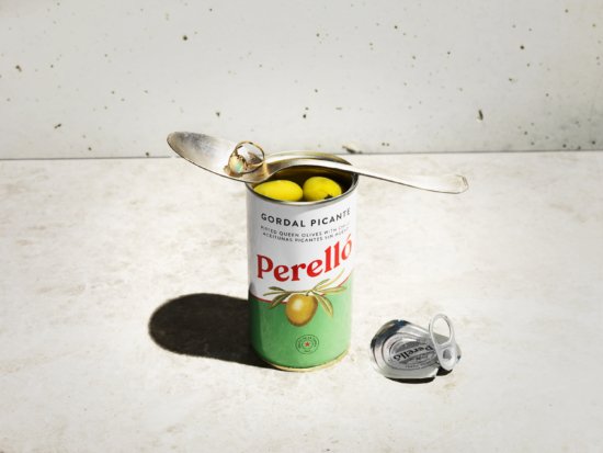 OliveAndRing_02 - Jason Hindley – Jewellery - Jason Hindley  - Still life  - Anne-Marie Gardinier Photographic Agency - Paris