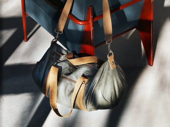 ProuveArmchairAndBag_02_BDEF - Jason Hindley – Bags - Jason Hindley  - Still life  - Anne-Marie Gardinier Photographic Agency - Paris