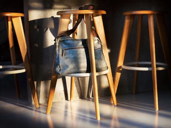 StoolAndBag_02 - Jason Hindley – Bags - Jason Hindley  - Still life  - Anne-Marie Gardinier Photographic Agency - Paris