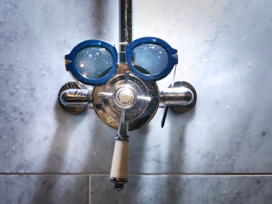 SunglassesShower_02 - Jason Hindley – Bathroom - Jason Hindley  - Still life  - Anne-Marie Gardinier Photographic Agency - Paris