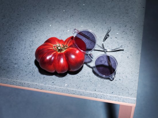 TomatoeAndSunglasses_02_BDEF - Jason Hindley – Specs - Jason Hindley  - Still life  - Anne-Marie Gardinier Photographic Agency - Paris