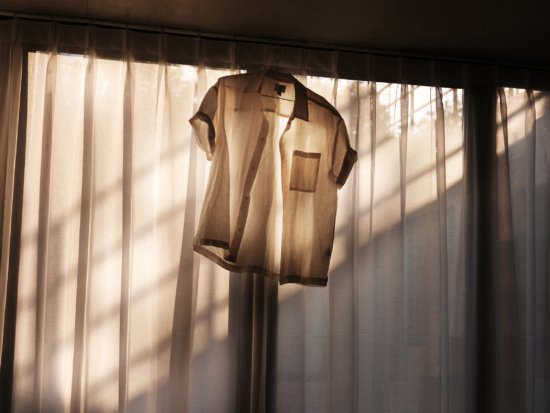 WhiteShirtInWindow_02_BDEF - Jason Hindley - Jason Hindley  - Still life  - Anne-Marie Gardinier Photographic Agency - Paris