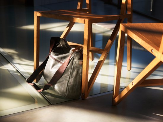 WoodenChairAndBag_02 - Jason Hindley – Bags - Jason Hindley  - Still life  - Anne-Marie Gardinier Photographic Agency - Paris