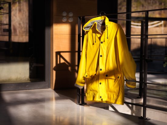 YellowRainJacketA_02 - Jason Hindley - Jason Hindley  - Still life  - Anne-Marie Gardinier Photographic Agency - Paris