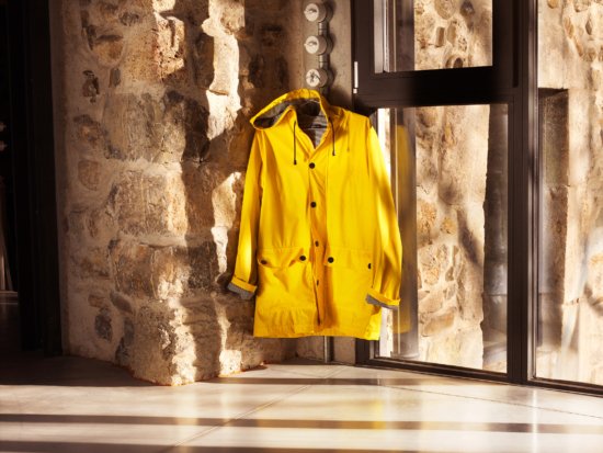 YellowRainJacket_02_BDEF - Jason Hindley - Jason Hindley  - Still life  - Anne-Marie Gardinier Photographic Agency - Paris