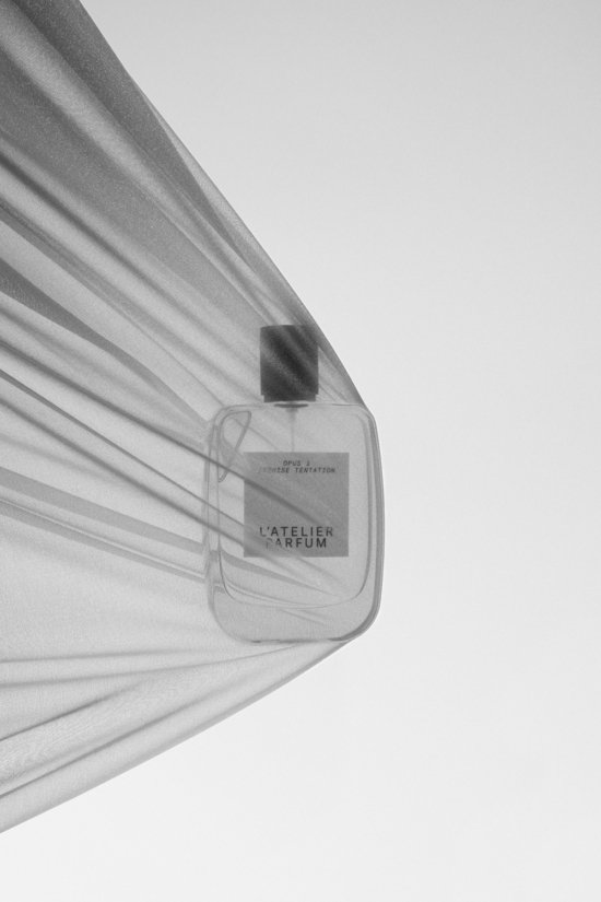 Stacked from 21 images. Method=C (S=4) - Camille & Charlotte for L’Atelier du Parfum - Camille & Charlotte  - Overview  - Anne-Marie Gardinier Photographic Agency - Paris