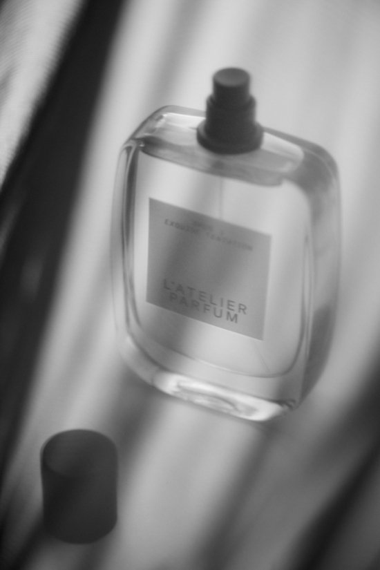 CAMILLE_ET_CHARLOTTE_EXCQUISE_TENTATION_hd_04 - Camille & Charlotte for L’Atelier du Parfum - Camille & Charlotte  - Overview  - Anne-Marie Gardinier Photographic Agency - Paris