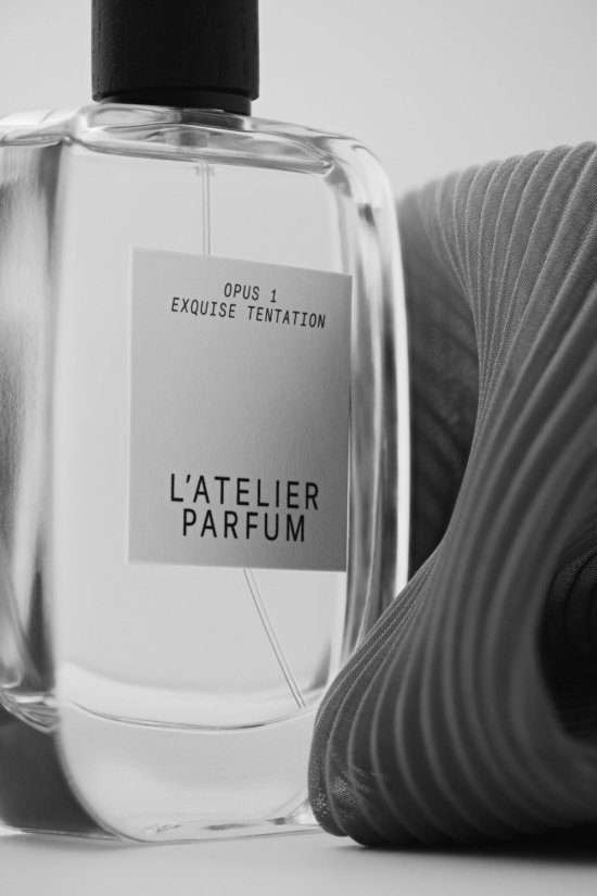 Stacked from 9 images. Method=C (S=4) - Camille & Charlotte for L’Atelier du Parfum - Camille & Charlotte  - Overview  - Anne-Marie Gardinier Photographic Agency - Paris
