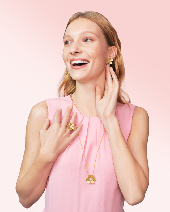 241119_VCA520_01_STATIQUE_1_0014_4X5_BDEF - Laura Bonnefous for Van Cleef & Arpels - Laura Bonnefous  - Beauty Overview Production  - Anne-Marie Gardinier Photographic Agency - Paris