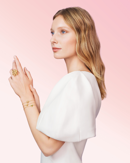241119_VCA520_03_STATIQUE_3_0445_4X5_BDEF - Laura Bonnefous for Van Cleef & Arpels - Laura Bonnefous  - Beauty Overview Production  - Anne-Marie Gardinier Photographic Agency - Paris