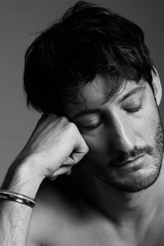 20230212_PAHF_Numero_look 6_794 copy_1 - Numero – Pierre Niney. Photographer P.A Hüe de Fontenay -  - Overview  - Anne-Marie Gardinier Photographic Agency - Paris