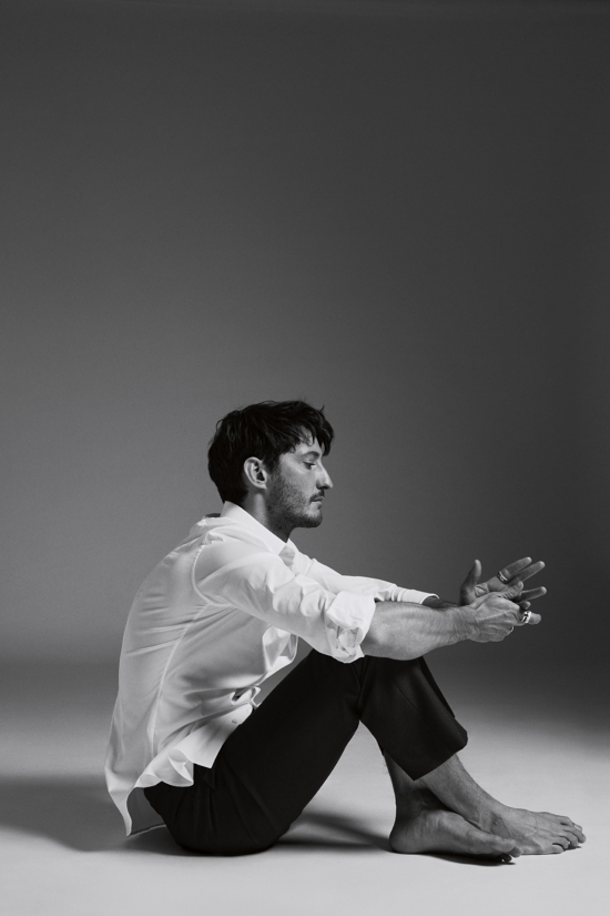 Session_18_04_2418332 1 copyd copyDROIT - Numero – Pierre Niney. Photographer P.A Hüe de Fontenay -  - Overview  - Anne-Marie Gardinier Photographic Agency - Paris