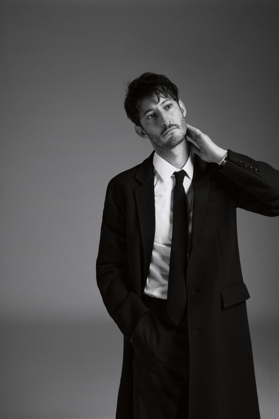 Session_18_04_2418467 2 copyFULL - Numero – Pierre Niney. Photographer P.A Hüe de Fontenay -  - Overview  - Anne-Marie Gardinier Photographic Agency - Paris