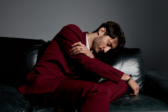 Session_18_04_2418488 A REDRESSER - Numero – Pierre Niney. Photographer P.A Hüe de Fontenay -  - Overview  - Anne-Marie Gardinier Photographic Agency - Paris