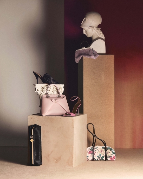 NR_NUMERO_261_VITRINE_2 - Fernando Damasceno For Numéro – Photographer Nathan Robin -  - Overview  - Anne-Marie Gardinier Photographic Agency - Paris