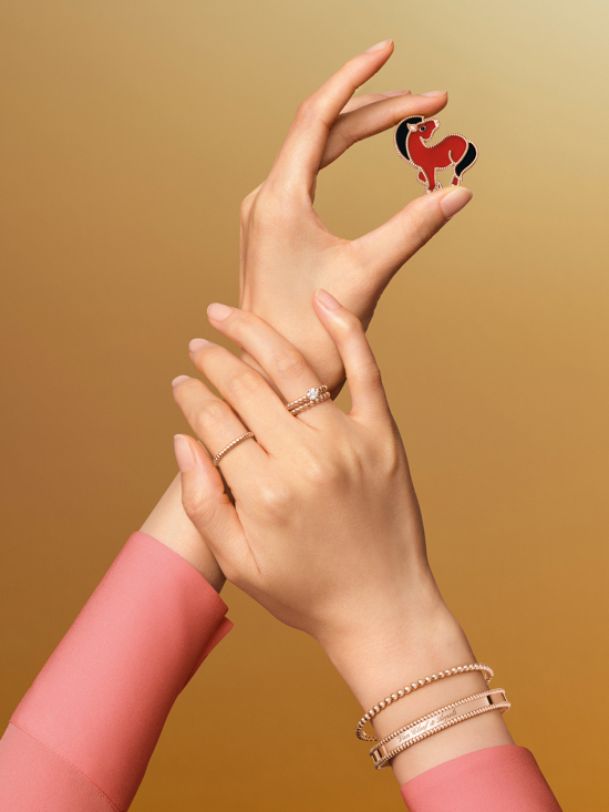 VCA_CNY26_PORTE02_3-4_150dpi - Van Cleef & Arpels - Laura Bonnefous  - Overview  - Anne-Marie Gardinier Photographic Agency - Paris