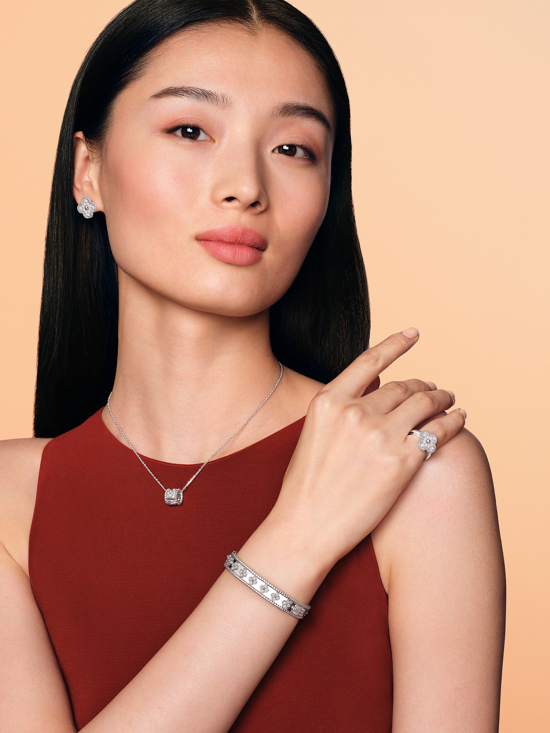 VCA_CNY26_PORTE04_3-4_150dpi - Van Cleef & Arpels - Laura Bonnefous  - Overview  - Anne-Marie Gardinier Photographic Agency - Paris
